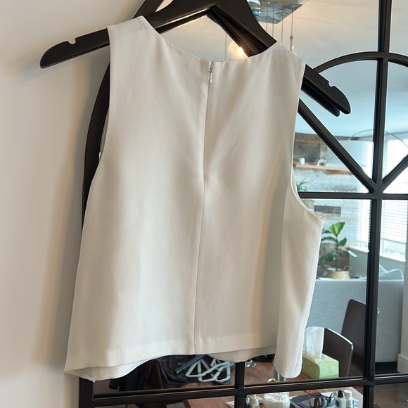 White sleeveless cropped top, club Monaco, size 4 - Picture 4 of 7